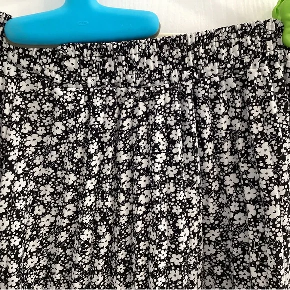 S Christina Monochrome Floral Patterned pull on skirt. Size S/M - Picture 4 of 7